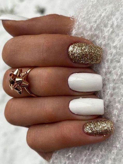 New Years Nails Dip Powder, New Years Eve Nails Ideas Classy, Pretty Winter Nails Classy, 23 Nails, New Year's Eve Nails, Gold Gel Nails, White Nails With Gold, Glitter Gradient Nails, Purple Ombre Nails