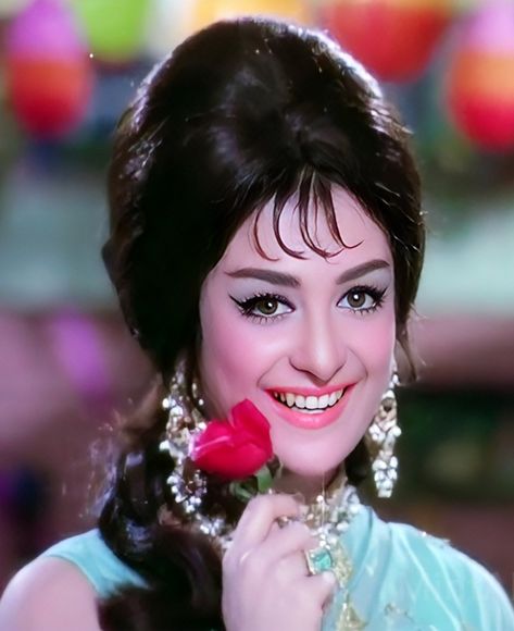 Retro Poses, 70s Bollywood, Saira Banu, Vintage Bollywood Aesthetic, Bollywood Theme, Hema Malini, Bollywood Pictures, Vintage Saree, Retro Bollywood