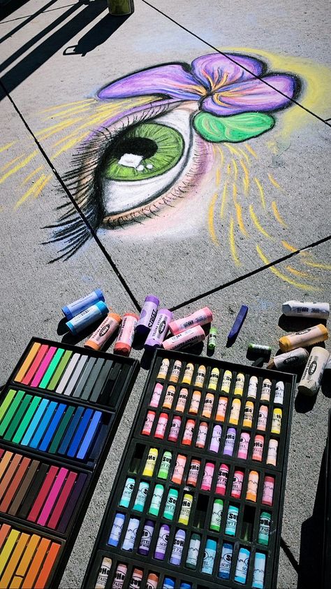 Side Wall Chalk Ideas, Chalk Art Festival Ideas, Chalk Art Competition, Cool Chalk Drawings, Cool Sidewalk Chalk Art, Aesthetic Chalk Art, Sidewalk Painting, Outdoor Drawing, Chalk Art Festival