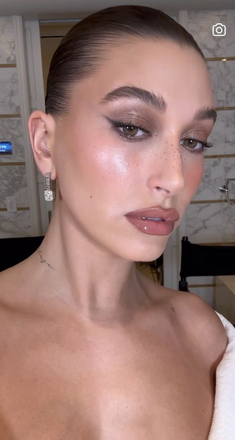 Makeup Looks For Concerts, Sparkle Makeup Looks, Hailey Bieber Smokey Eye, Hailey Bieber Everyday Makeup, Alix Earle Makeup, Red Carpet Makeup 2024, Hailey Bieber Makeup, Hailey Bieber Pink Eyeshadow, Hailey Bieber Met Gala Makeup