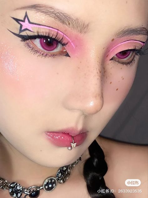 Pink Star Makeup, Black Eyeshadow Eyeliner, Y2k Eye Makeup, Star Makeup Look, Black Pink Makeup, Star Eye Makeup, Xiaohongshu Makeup, Star Liner, Pink Eyeliner