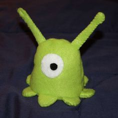 Brain Slug Plushie & Pattern - felt pattern #futurama #costume #DIY Sew Fleece Hat, Brain Slug, Fun Halloween Costumes, Fleece Hat Pattern, Costume Concepts, Geeky Craft, Fleece Hats, Sewing Fleece, Ugly Dolls