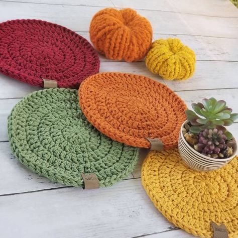 Hot Pads Crochet, Crochet Trivets, Crochet Trivet, Crochet Thanksgiving, Crochet Dish Cloth Free Pattern, Crochet Hot Pads, Fall Crochet Patterns, Decor Crochet, Stitch Clothes