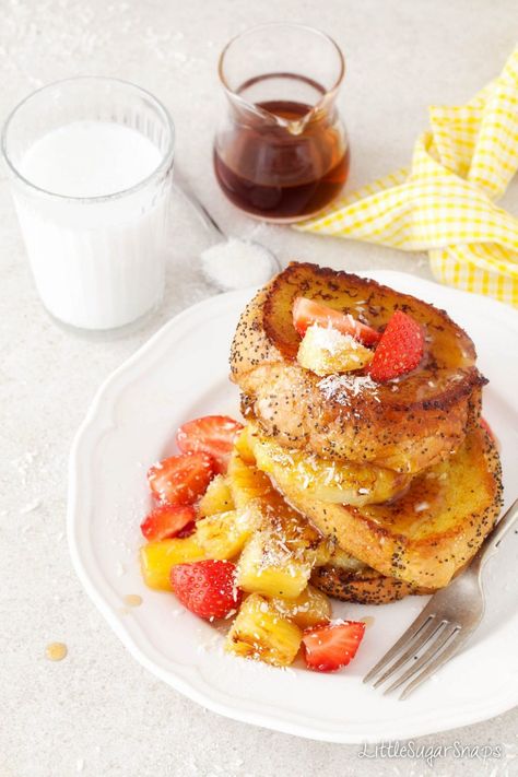 Tropical Vegan French Toast: bright, fruity, cheerful. Stacks of yellow bread, flavoured with mango & coconut & topped with pineapple & strawberries. #veganfrenchtoast #mangofrenchtoast #tropicalfrenchtoast #frenchtoast Pineapple French Toast, Mango Toast, Strawberries Breakfast, Jelly Toast, Pineapple Jelly, Caramelized Pineapple, Colorful Breakfast, Fried Bread, Classic French Toast