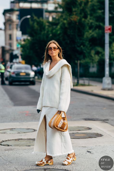 Clogs Street Style, How To Style Clogs, Danish Street Style, Scandinavian Style Clothes, Sweater Street Style, Chloe King, Fashion Show Backstage, 2020 Street Style, Reportage Photography