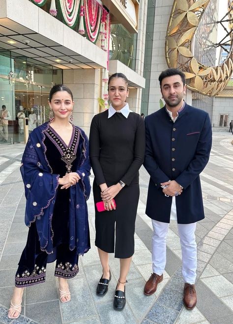 Alia Bhatt In Suit, Alia Bhatt Traditional Outfits, Alia Bhatt Indian Wear, Velvet Suit Design, Stylish Kurtis Design, Celebrity Casual Outfits, Velvet Dress Designs, Pakistani Fashion Casual, Traditional Indian Dress