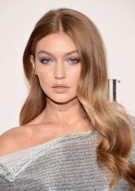 How to style a one shoulder dress_side swept soft waves 4 Blond Închis, Gigi Hadid Hair, Gigi Hadid Beauty, Honey Blonde Hair, Haircut Styles, Vlasové Trendy, Makijaż Smokey Eye, Fashion Media, 2018 Fashion