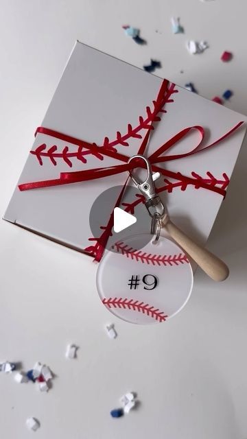 l i n z y ✌🏼 on Instagram: "Here’s a fun end of season gift for the baseball boys (and girls!) This would be an easy way to say job well done to the team or just for your own kiddo! I used my cricut to make the letters and the number then used transfer tape to adhere to the baseball and the keychain. Comment SHOP for the link to the items I used! ⚾️⚾️⚾️" Tball Team Gift Ideas, Baseball Team Gift Ideas, Baseball Team Party Ideas, Baseball Team Gifts End Of Season, Baseball End Of Season Gift, Senior Baseball Gift Ideas, End Of Season Baseball Gifts For Players, Baseball Goodie Bags, Baseball Team Gifts