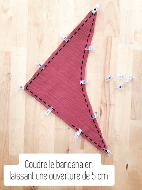 Comment coudre un bandana pour bébé ? - DIY Merci Jeannette Couture Bb, Diy Bebe, Kids Couture, Sewing For Kids, Bandanas, Outdoor Blanket, Couture, Sewing