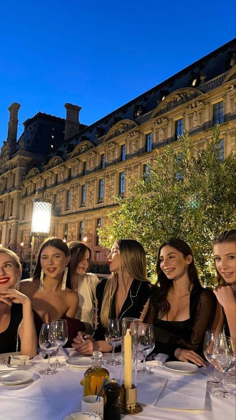 Evening Restaurant, Paris Nightlife, Late Night Dinner, Dinner In Paris, Palatine Hill, Evening Dinner, London Night, Roman Forum, Super Rich Kids