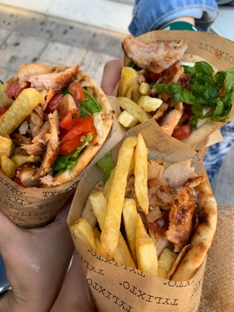 Aesthetic food greek gyros Greek Gyros Aesthetic, Gyros Aesthetic, Gyro Aesthetic, Shawarma Aesthetic, Greek Food Gyros, Pastel Food, Balkan Food, Lamb Gyros, Simple Snacks