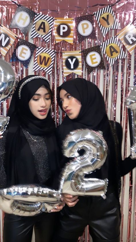 Outfit Hijab Ideas, Outfit Hijab Simple, 17th Birthday Ideas, Bestie Birthday, Cute Birthday Pictures, 21st Birthday Photoshoot, Birthday Projects, Ootd Dress, Bday Girl