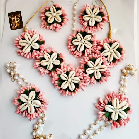 Floral Jewelry For Haldi, Kodi Jewellery, Holud Jewellery, Mehendi Flower, Haldi Rasam, Cowrie Jewelry, Sea Shell Flower, Bride Fashion Photography, Haldi Jewellery