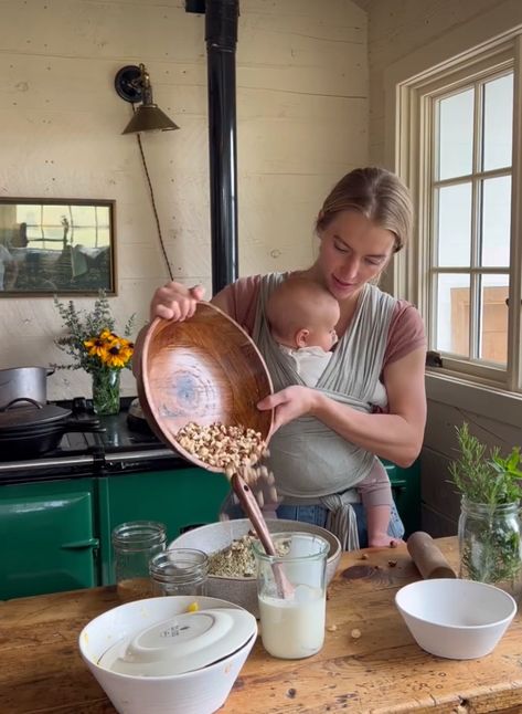 Mom Cooking Aesthetic, Homemaker Aesthetic Pictures, Home Maker Aesthetic, Homesteading Mom, Traditional Wife Aesthetic, House Wife Aesthetic, Crunchy Aesthetic, Housewife Aesthetic, Homestead Mom