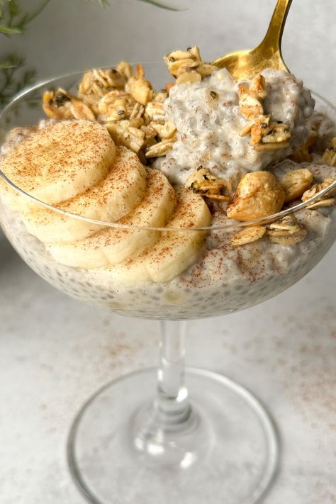 Banana Chia Pudding is so creamy, delicious and healthy. Enjoy this chia pudding for breakfast, as a snack or for dessert! Banana Pudding Chia Seed Pudding, High Fiber Snacks For Constipation, Breakie Ideas, Best Chia Seed Pudding, Breakfast Jars, Pudding Homemade, Chia Recipes, High Fiber Snacks, Banana Chia Pudding