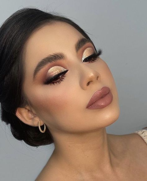 Neutral Makeup For Quinceanera, Makeup Look For Burgundy Dress, Quinceanera Makeup Ideas, Makeup Looks For Quinceaneras, Maquillaje Soft Glam, Quinceañera Makeup Ideas, Social Glam Makeup, Nude Glam Makeup, Gold Glam Makeup