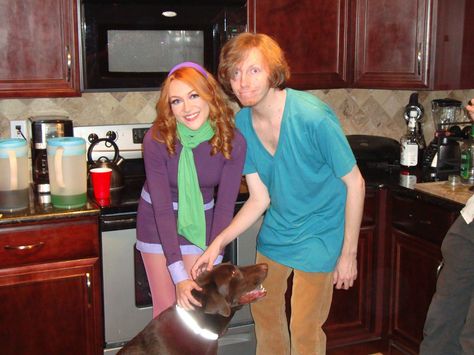 Daphne and Shaggy cosplay from back in 2010 Shaggy And Daphne Costume, Daphne And Shaggy Costume, Daphne And Shaggy, Shaggy Cosplay, Daphne Cosplay, Shaggy Costume, Shaggy Scooby Doo, Daphne Costume, Back In 2010