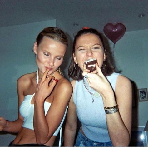 Two People Eating Together Reference, Eating Cake Pose Reference, Eating Cake Pose, Two Friends Laughing, Cake With Friends, Bsf Poses, Birthday Party Aesthetic, People Reference, Friends Pics