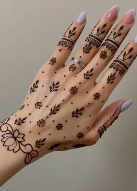 Eid Mehendi Ideas Palm, Mehandi Design For Eid Simple, Hena Design Hand Eid, Eid Mehendi 2024, Eid Mehndi Designs 2024 Simple, Simple Eid Mehendi, Minimal Mehendi Designs Aesthetic, Minimal Aesthetic Mehndi Designs, Simple Mehendi Designs For Eid