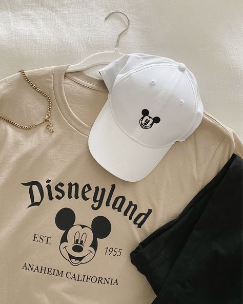 Vintage Mickey Mouse Shirt, Minimalist Disney Shirt, Disney Clothes Aesthetic, Disney Mom Aesthetic, Mickey Mouse Shirt Ideas, Disneyland Tshirt Ideas, Aesthetic Disney Shirts, Black Disney Outfits, Neutral Disney Outfits