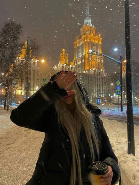 London Instagram Pictures, Christmas Aesthetic Winter, Moscow Winter, Aesthetic Winter Outfits, London Photo Ideas, Christmas Instagram Pictures, Winter London, Photoshoot London, Snow Photoshoot