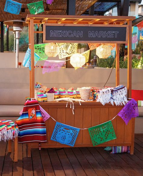 Transform your reception into a vibrant fiesta with a colorful Mexican market experience! Immerse your guests in the rich culture and lively ambiance of Mexico as they explore the stations filled with traditional crafts, vibrant textiles, and handcrafted treasures.💃🌮🎉 Planning & Design: Emily Clarke Events, @emilyclarkeevents Photo: Chard Photo, @chardphoto Venue: Zadun, @zadunreserve Mexican Mercado, Mexico Market, Emily Clarke, Mexican Themed Party, Mexican Bakery, Mexican Market, Mexican Independence, Mexican Gifts, Decor Market