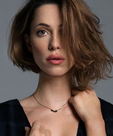 Emily Blunt or Rebecca Hall? - Off-Topic - Comic Vine Asymetrical Bobs Medium, Bob Hairstyles For Round Face, Rebecca Hall, Asymmetrical Bob Haircuts, Asymmetrical Hairstyles, Morgan Freeman, 2015 Hairstyles, Short Wavy Hair, Bruce Willis