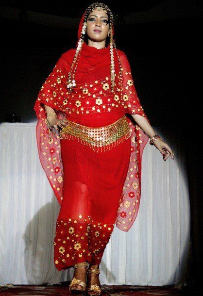 Red jirtig toub Sudanese Jirtig, Sudan Culture, Sudanese Dress, Sudanese Wedding, Sudanese Women, 1870s Dress, Muslimah Style, Muslim Culture, Colorful Clothes