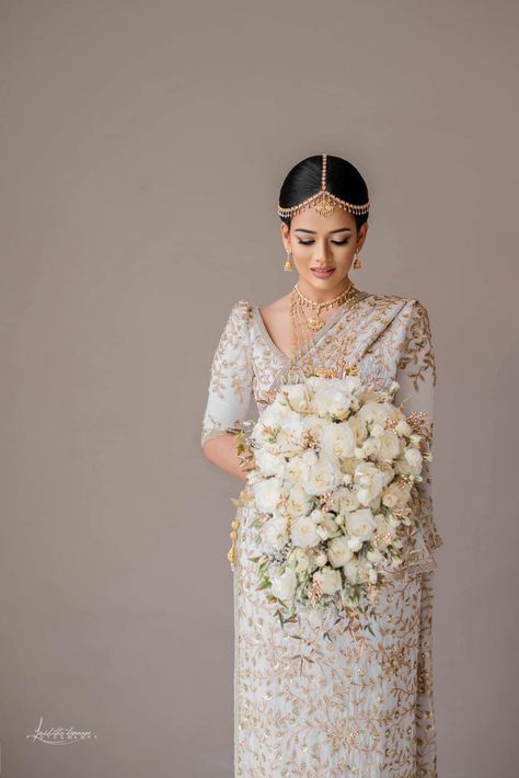 Kandian Bride Sri Lanka, Bridesmaid Dresses Sri Lanka Kandyan, Sri Lankan Bride Kandyan, Kandyan Jewellery, Poruwa Ceremony, Buddhist Wedding Dress, Wedding Songket, Kandian Bride, Bride Sarees