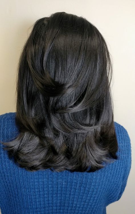 Blowout Flipped Ends, Relaxed Hair Layers, Blowout On Black Hair, Medium Length Hair Blowout Side Part, Hair Blowout Black Hair, Black Blow Dried Hairstyles, Medium Length Blowout Black Women, Off Center Middle Part Hair, Thick Relaxed Hair