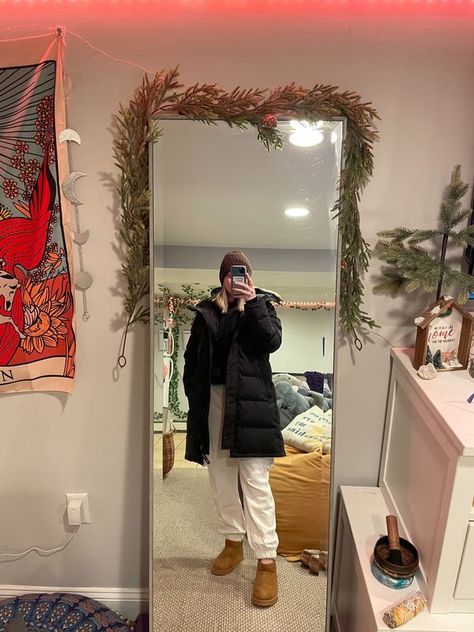 Comfy, cozy winter outfit inspo. Brown beanie, Canada Goose, Black sweatshirt, White sweatpants, Uggs. Brown Beanie Outfit, Brown Sweatpants Outfits, Sweatpants Outfits Winter, Outfit Inspo Brown, Cozy Winter Outfit, Brown Uggs, Brown Sweatpants, Brown Beanie, Sweatpants Outfits