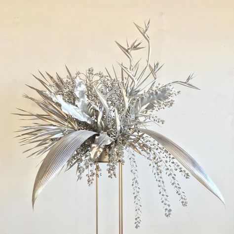 Felisa Funes on Instagram: “Chromatic 📎” Grey Wedding Decor, Silver Wedding Decorations, Botanical Display, Silver Plant, Wedding Hall Decorations, Ikebana Arrangements, Flower Installation, Flower Arrangements Simple, Wedding Table Decorations