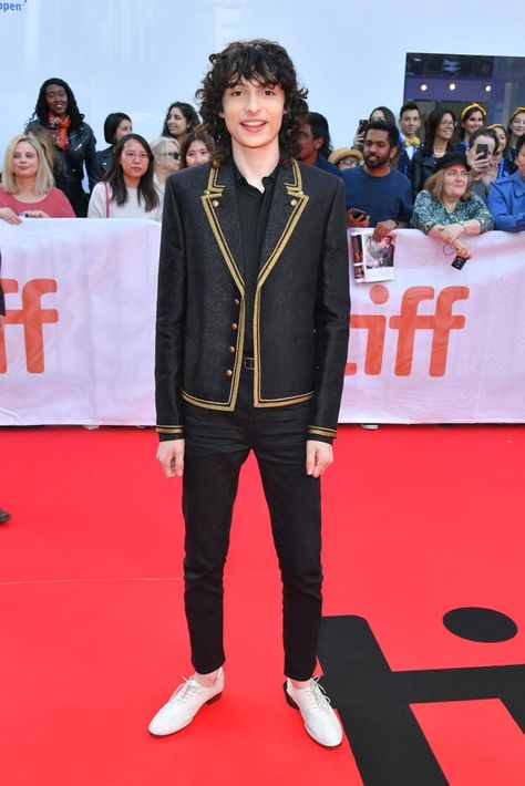 Finn Wolfhard Standing, Finn Wolfhard Red Carpet, Finn Wolfhard Style, Finn Wolfhard Outfits, Millie And Finn, Jack And Finn, Beauty Quiz, The Goldfinch, Outfits Formal