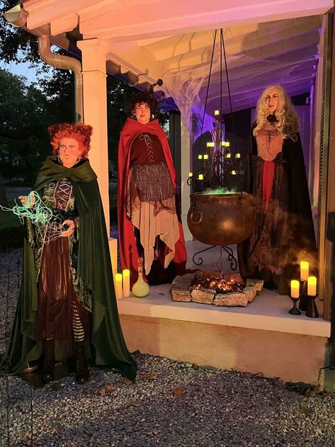 My Wife And I Made A Hocus Pocus Display For Halloween Hocus Pocus Halloween Decor, Hermanas Sanderson, Hocus Pocus Decorations, Porche Halloween, Indoor Halloween Decor, Creative Halloween Decorations, Unique Halloween Decorations, Hocus Pocus Party, Hocus Pocus Witches