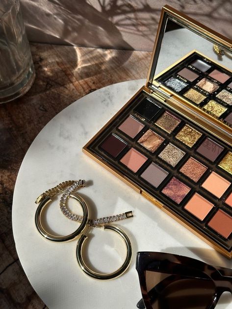 Huda Beauty Empowered Palette, Huda Beauty Aesthetic, Eyeshadow Palette Photography, Eyeshadow Palette Aesthetic, Huda Palette, Huda Beauty Eyeshadow Palette, Huda Beauty Eyeshadow, Huda Beauty Palette, Makeup Illustration