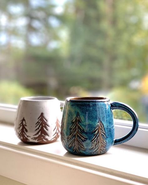 Tree Mug Pottery, Christmas Tree Mugs, Christmas Pottery Mug, Pottery Christmas Mugs, Pottery Wax Resist, Red Clay Pottery Ideas, Christmas Pottery Mugs, Pottery Mugs Ideas, Christmas Pottery Ideas Ceramics