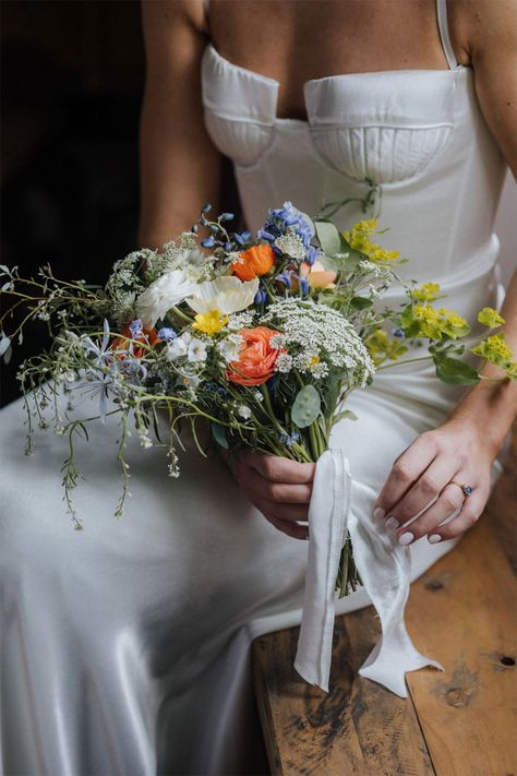 Wedding Bouquet Red, Wine Box Ceremony, Wedding Bouquet Ideas, Wildflower Wedding Bouquet, Red Bouquet Wedding, Flower Guide, Cascade Bouquet, White Wedding Bouquets, Fall Wedding Bouquets