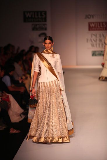 Dolly J, Suits Ideas, White Anarkali, Gold Suit, Blouses Designs, 2014 Photos, Indian Fashion Trends, India Fashion Week, Salwar Kamiz