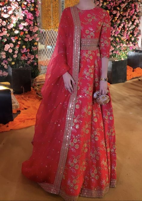 Simple Lehnga Dress Design, Wedding Dresses Garden, Wedding Dresses Fit, Designer Dresses Elegant, Dresses Couture, Enchanting Wedding, Latest Bridal Dresses, Pakistani Wedding Outfits, Pakistani Dresses Casual