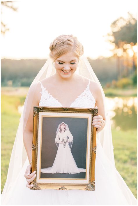 Holding Frame Pose, Mother Of Bride Remembrance, Bridal Portrait Display At Reception, Mother Of The Bride Photo Ideas, Bride And Mom Pictures, Quince Photography, Bridal Portrait Ideas, Renew Vows, Photoshoot Moodboard