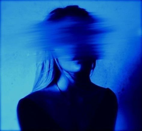 Telepathic Aesthetic, Aesthetic Azul Dark, Blue Portrait Photography, Blue Aesthetic Photos, Blue Light Aesthetic, Dark Blue Photos, Blue Light Photography, Blue Aesthetic Images, Blur Aesthetics