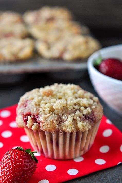 Strawberry Crunch Muffins, Bakery Style Baked Goods, Bakery Style Strawberry Muffins, Strawberry Baked Goods, Church Snacks, Strawberry Shortcake Muffins, Fresh Strawberry Muffins, Strawberry Muffin Recipes, Buttermilk Muffins