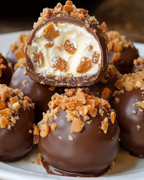 Decadent Butterfinger Chocolate Caramel Crunch Truffles! Easy, no-bake treats bursting with rich caramel and crispy Butterfinger pieces. Perfect indulgence! #Dessert #Truffles #Butterfinger #Caramel #Chocolate Butter Finger Dessert, Sweet Truffles, Candy Homemade, Ice Cream Homemade, Fudge Ice Cream, Dessert Truffles, Truffle Recipes, Caramel Truffle, Truffles Recipe