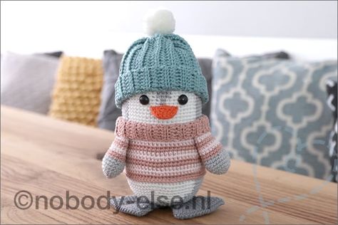 Haken: Mees de Pinguïn, gratis haakpatroon - Nobody ELSe Crochet Shark, Yarn Hanging, Penguin Pattern, Christmas Train, Bunny Doll, Pink Yarn, Crochet Bunny, Knitted Dolls, Christmas Knitting