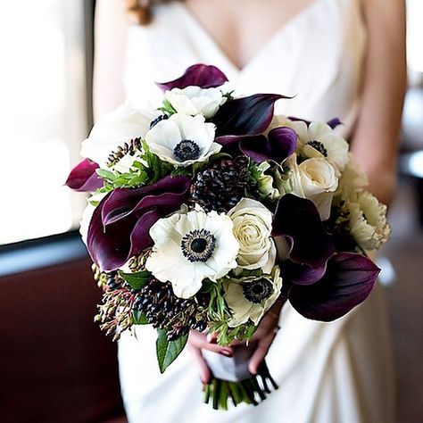 Deep Purple Wedding, Black Calla Lily, Winter Bridal Bouquets, Purple Calla Lilies, Purple And White Flowers, Purple Wedding Bouquets, Bridal Bouquet Fall, Winter Wedding Flowers, Purple Wedding Flowers