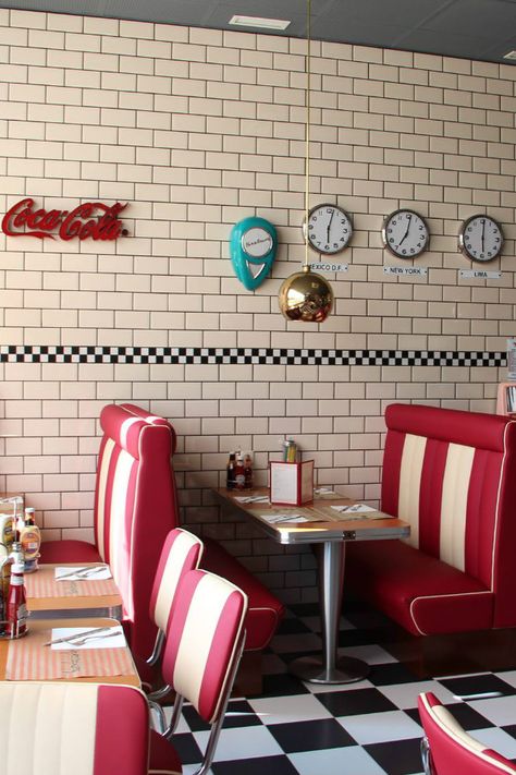 Art deco restaurant | Restaurant Interior Design Burger Restaurant Design Interiors, Restaurant Design Interiors, Burger Restaurant Design, Art Deco Restaurant, Burger Place, Restaurants In Barcelona, Burger Places, Brick Interior, Burger Restaurant