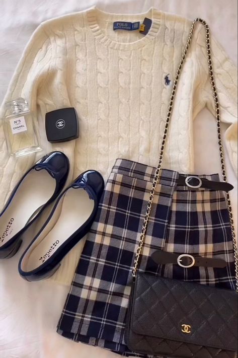 designer coquette old money purse repetto chanel ralph lauren outfit fashion aesthetic navy blue fall winter inspo Chanel Aesthetic Outfit, Mode Old School, Navy Blue Outfit, Estilo Ivy League, Old Money Fashion, Money Clothes, Estilo Ivy, Money Fashion, Vetements Clothing