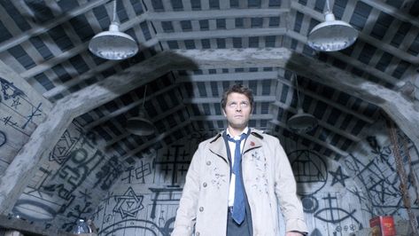 In the season four premiere "Lazarus Rising", the angel Castiel is introduced as the one who brought Dean back from Hell and resurrected him.… Supernatural Season 4, Castiel Angel, Supernatural Angels, Supernatural Bloopers, Castiel Supernatural, Supernatural Imagines, The Fallen Angel, Supernatural Wallpaper, Mark Sheppard