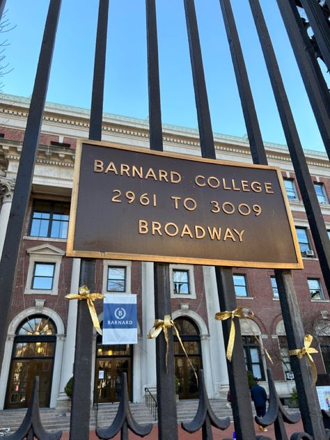 Barnard College Dorm, Barnard University, Barnard College Aesthetic, Barnard Aesthetic, University Inspiration, Nyc Streets, Barnard College, College Motivation, Nyc Summer