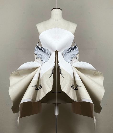 Organic Fashion Design, Alexander Mcqueen Couture, Uni Fashion, Fashion Design Classes, Fashion Design School, Process Design, Sketch Fashion, Fashion Silhouette, Dinner Dress Classy